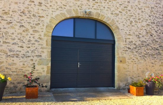 porte-de-garage-rainuree-avec-portillon1_porte-rainure-avec-portillon-la-toulousaine